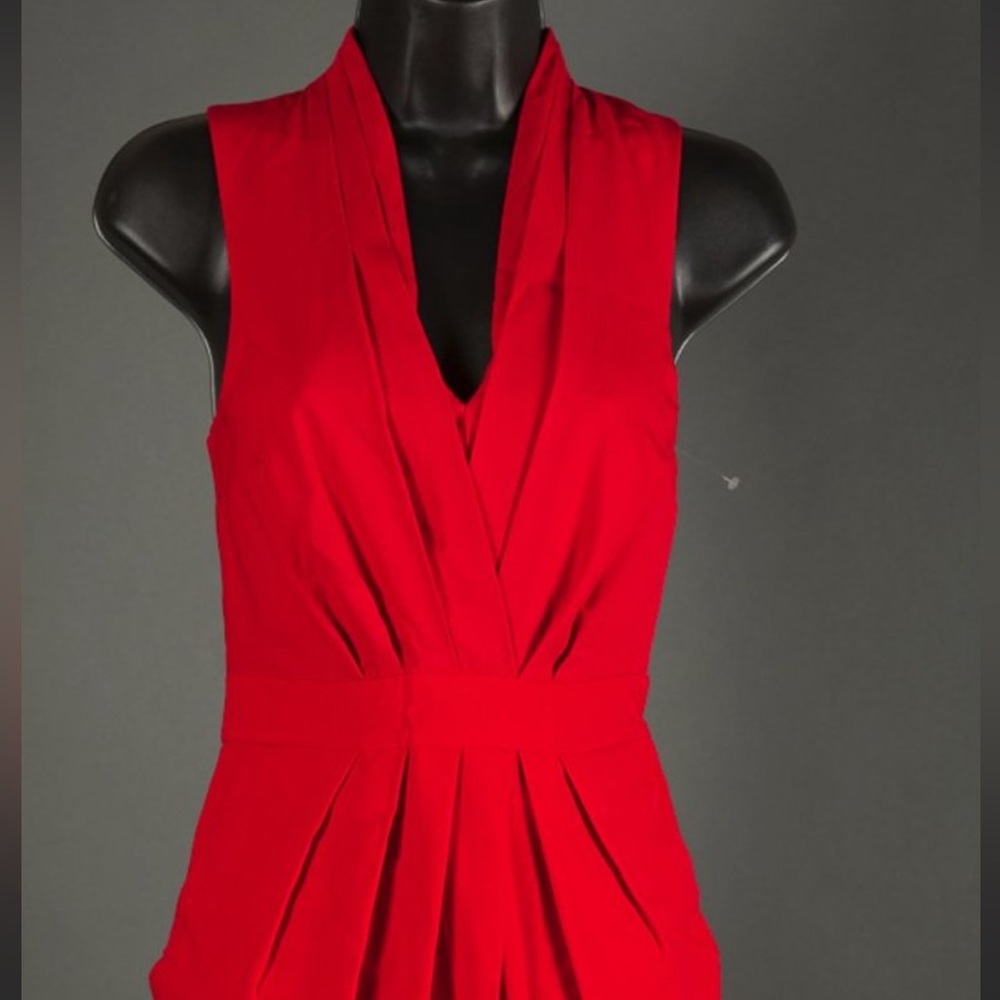 Elegant red dress with hidden pockets